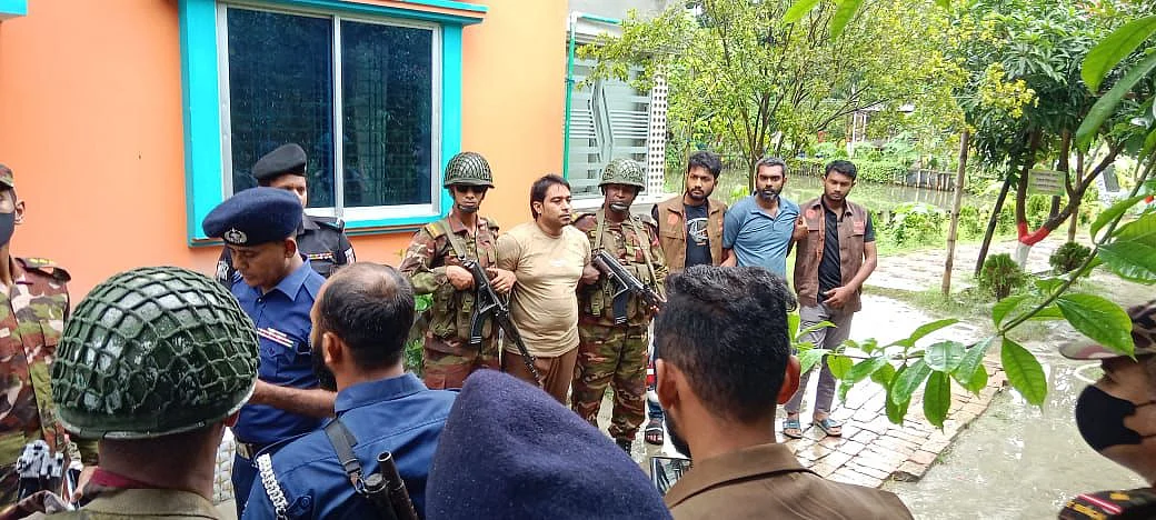 নওয়াপাড়া পৌর বিএনপির সাংগঠনিক সম্পাদক (পদ স্থগিত) আসাদুজ্জামান জনিকে গ্রেপ্তার করেছে যৌথবাহিনী। আজ বৃহস্পতিবার সকালে খুলনার সোনাডাঙ্গা এলাকার রোজ গার্ডেনেছবি : সংগৃহীত