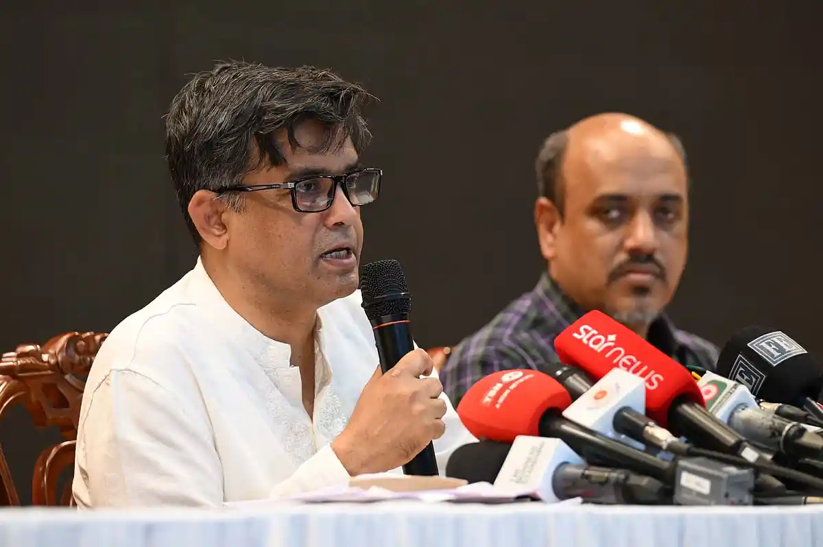 প্রধান উপদেষ্টার প্রেস সচিব শফিকুল আলম আজ বৃহস্পতিবার বিকেলে রাজধানীর ফরেন সার্ভিস একাডেমিতে উপদেষ্টা পরিষদের সভার সিদ্ধান্ত নিয়ে প্রেস ব্রিফিং করেন  