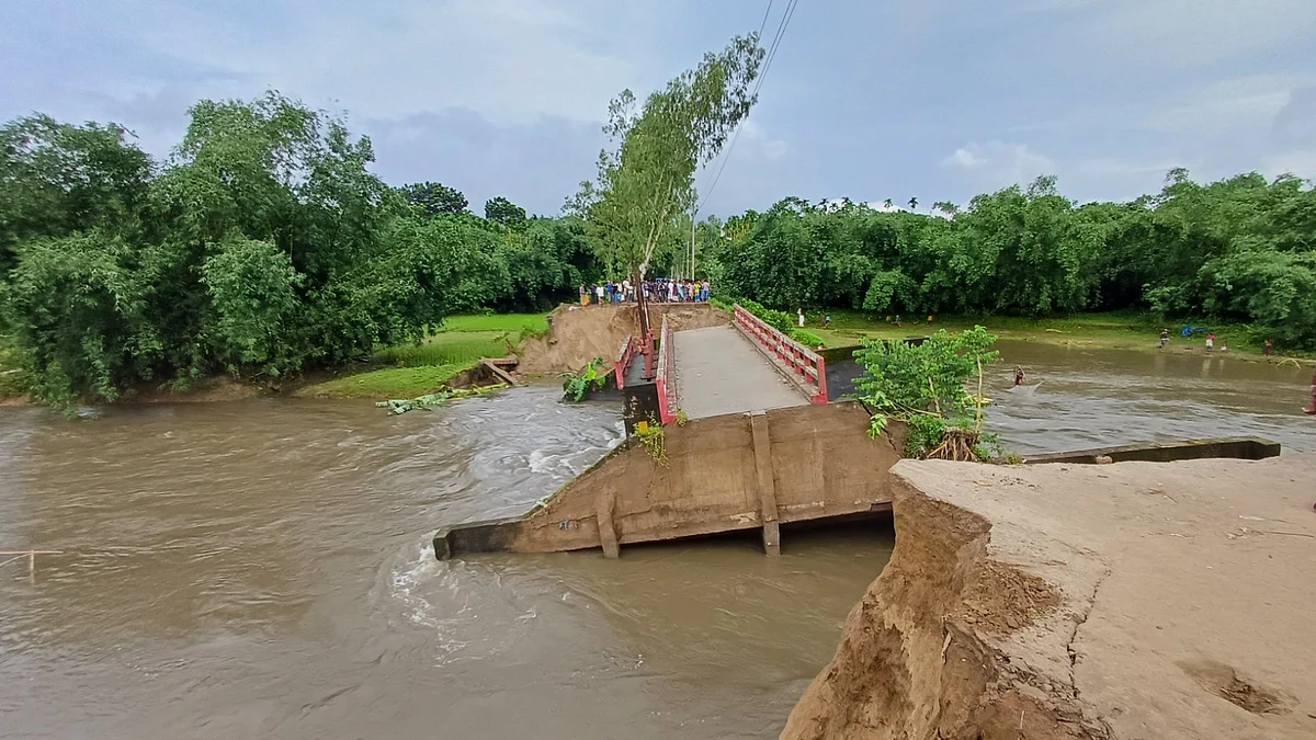 পঞ্চগড়ে ভারী বর্ষণ ও প্রবল স্রোতে গত মঙ্গলবার রাতে সদর উপজেলার কুচিয়ামোড় স্লুইসগেটের সংযোগ সড়ক ভেঙে পড়ে। গতকাল বুধবার বিকেলেছবি: প্রথম আলো