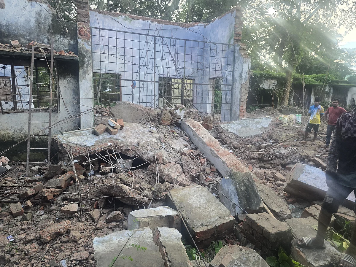 নেত্রকোনায় বিএডিসি সেচ কার্যালয়ের পুরোনো ভবন ভাঙতে গিয়ে ছাদ ধসে তিন শ্রমিক নিহত হয়েছেন। বৃহস্পতিবার বিকেলে শহরের নাগড়া এলাকায়ছবি: প্রথম আলো