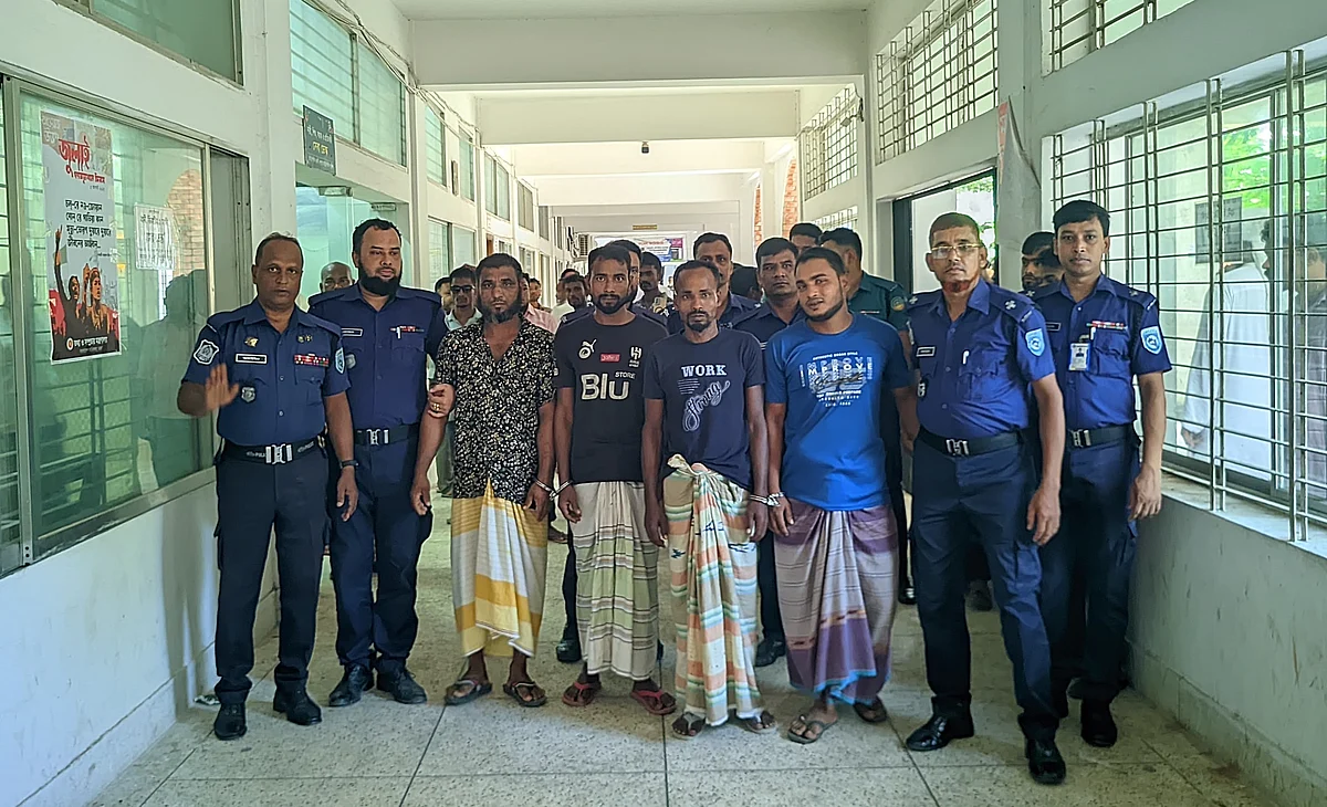 রংপুর চিফ জুডিশিয়াল ম্যাজিস্ট্রেট আদালতে আজ বৃহস্পতিবার চার আসামিকে হাজির করা হয়ছবি : সংগৃহীত