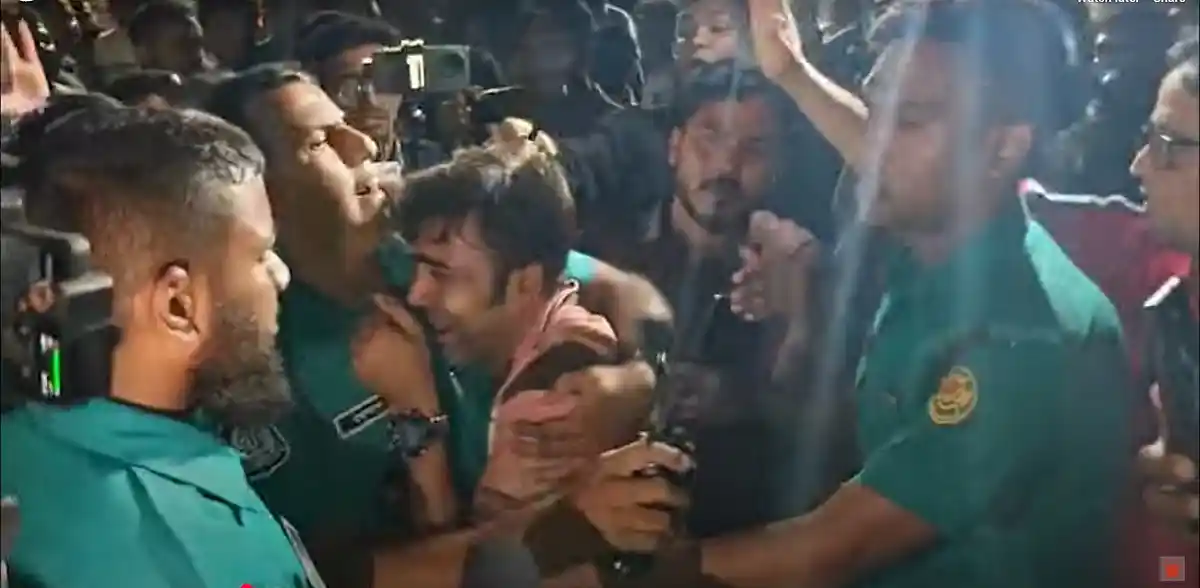 রাজধানীর ধানমন্ডি ৩২ নম্বরে আওয়ামী লীগের কর্মী সন্দেহে তিনজনকে মারধর করে পুলিশে দিয়েছে একদল লোক