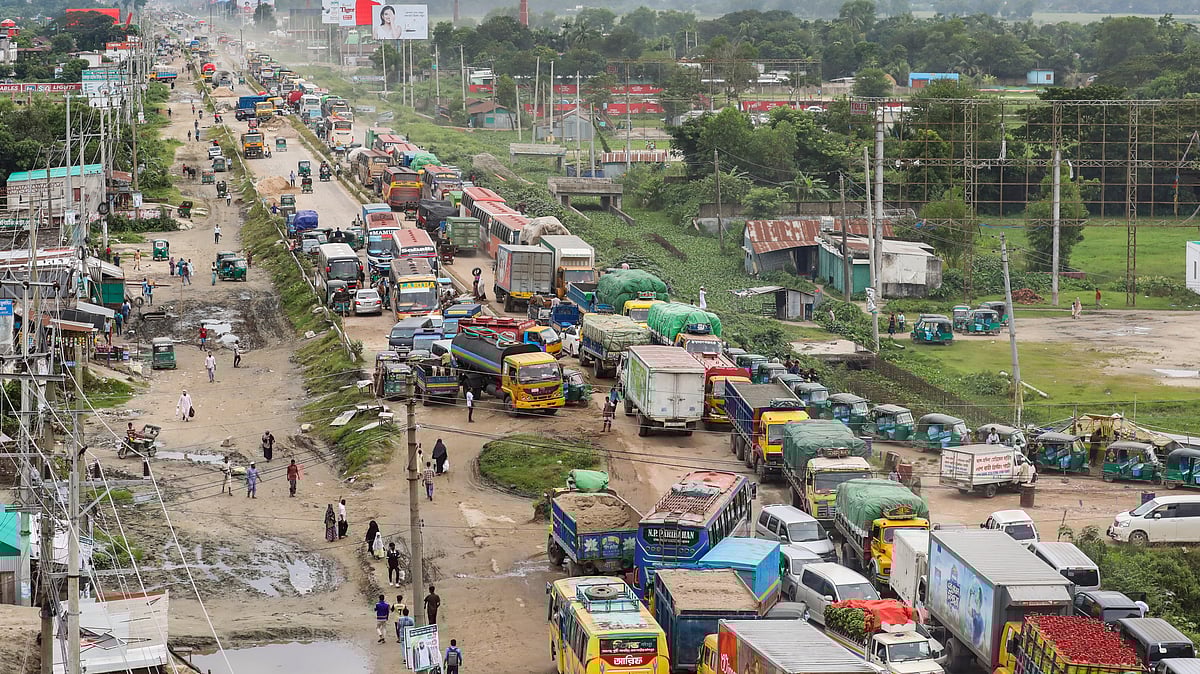 মহাসড়কটির বিভিন্ন স্থানে গর্তে যানবাহন আটকে সৃষ্টি হচ্ছে দীর্ঘ যানজটের। সরাইল বিশ্বরোড মোড়