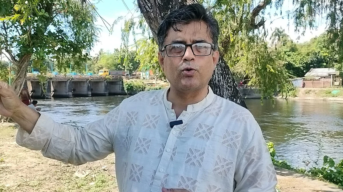 নির্মাণাধীন জুলাই শহীদ স্মৃতিস্তম্ভের স্থান পরিদর্শন ও শহীদদের কবর জিয়ারত শেষে সাংবাদিকদের সঙ্গে কথা বলছেন প্রধান উপদেষ্টার প্রেস সচিব শফিকুল আলম। আজ শুক্রবার দুপুরে মাগুরার নবগঙ্গা নদীর পাড়েছবি: প্রথম আলো