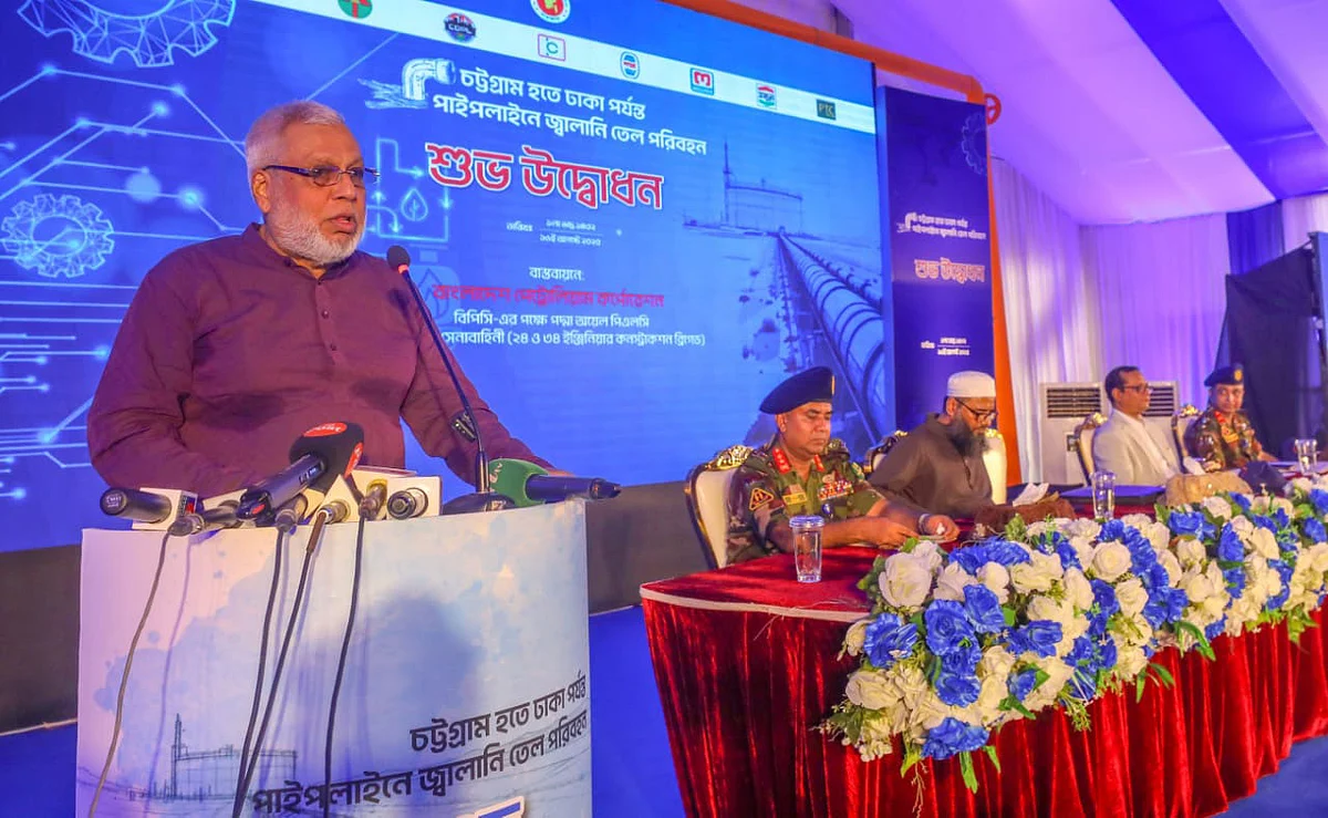 চট্টগ্রাম-ঢাকা জ্বালানি তেল সরবরাহের পাইপলাইন প্রকল্পের উদ্বোধনী অনুষ্ঠানে বক্তব্য দিচ্ছেন অন্তর্বর্তী সরকারের উপদেষ্টা মুহাম্মদ ফাওজুল কবির খান। আজ দুপুরে চট্টগ্রাম নগরের পতেঙ্গায়ছবি: সৌরভ দাশ