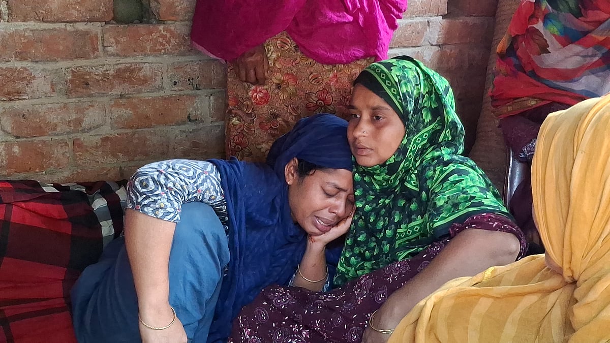 মিনারুলের পরিবারের সদস্যরা আজও আহাজারি করছেন। আজ শনিবার সকালে রাজশাহীর পবা উপজেলার পারিলা ইউনিয়নের বামনশিখর গ্রামে