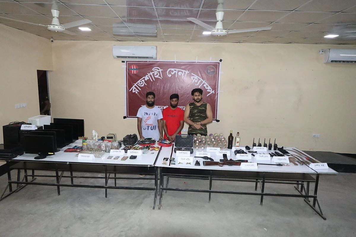 রাজশাহী নগরের কাদিরগঞ্জে ‘ডক্টর ইংলিশ’ কোচিং সেন্টারে অভিযান চালিয়ে অস্ত্র, গুলি ও বোমা তৈরির সরঞ্জাম উদ্ধার করেছে যৌথ বাহিনীছবি: প্রথম আলো