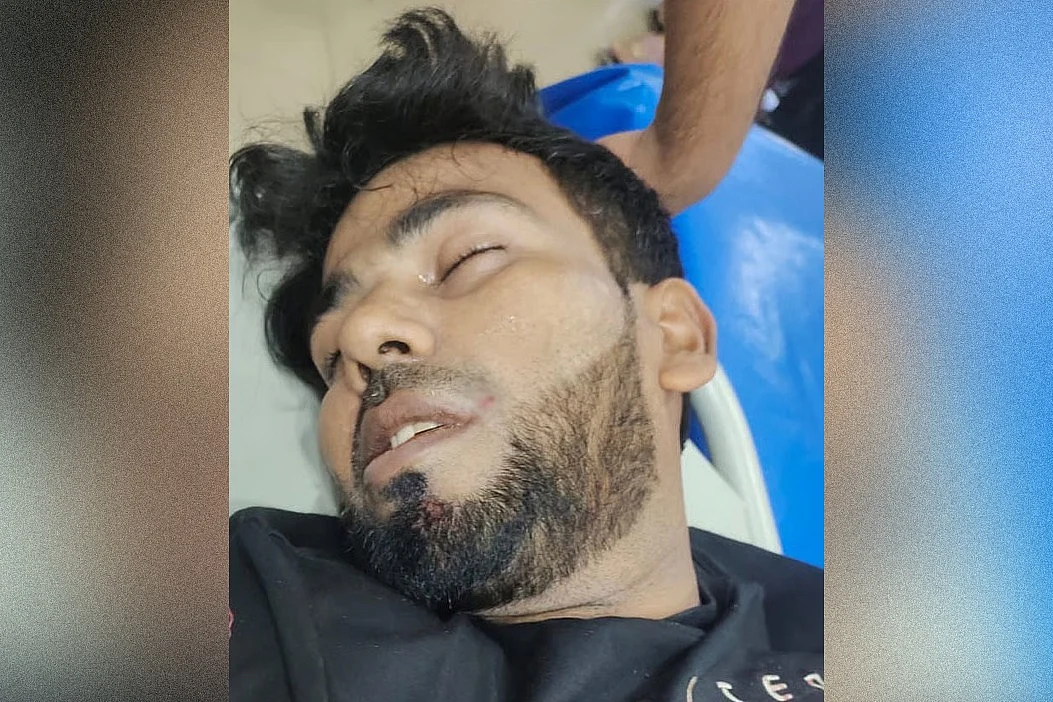 নোয়াখালীতে হামলায় আহত প্রবাসী সালাউদ্দিনছবি: প্রথম আলো