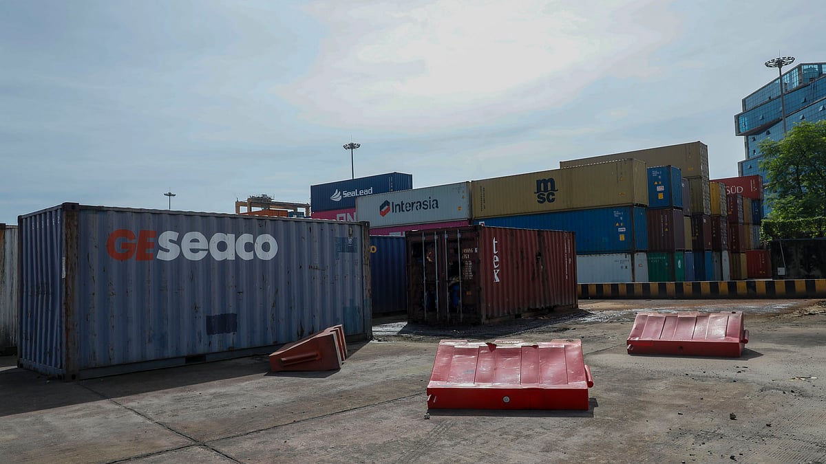 রাসায়নিক বের হওয়ায় কনটেইনারের আশপাশে যাতায়াত বন্ধে রাখা হয়েছে প্লাস্টিকের প্রতিবন্ধক