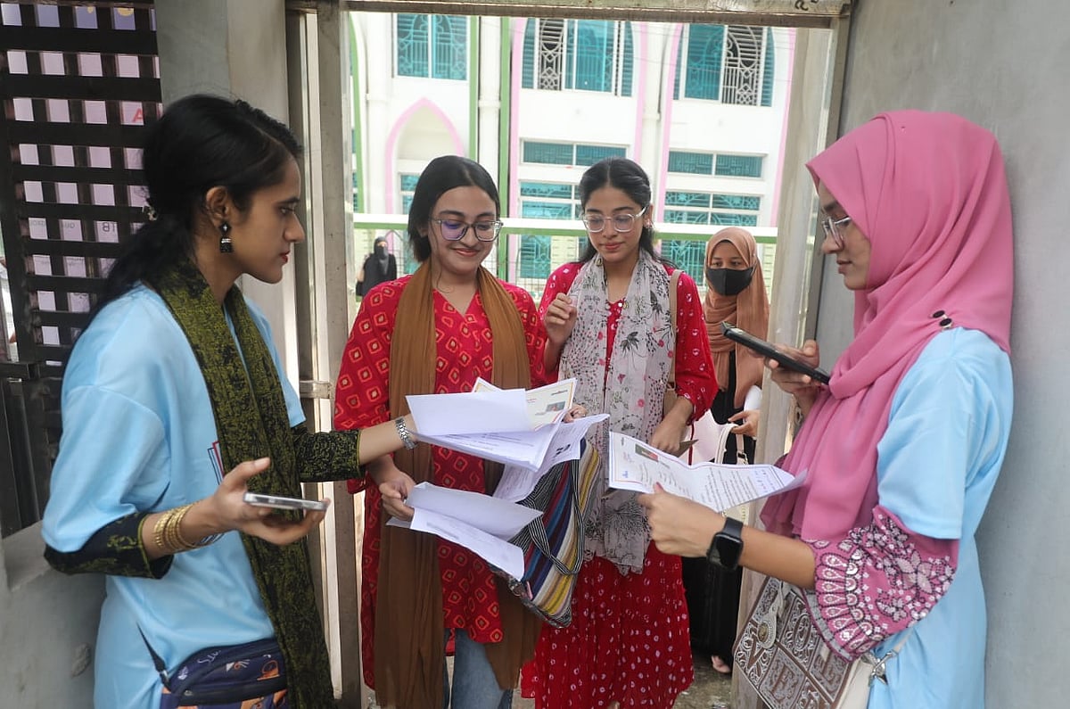 শিক্ষার্থীদের নিবন্ধন ফরম দেখছেন বন্ধুসভার সদস্যরা। 