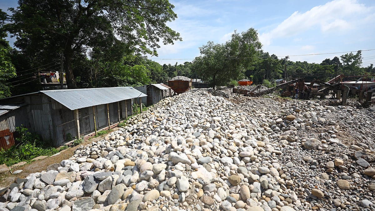 ধোপাগুল এলাকায় পাথর ভাঙার কলের সামনে রাখা পাথরের স্তূপ।