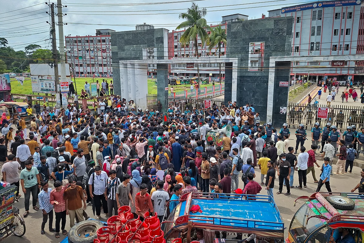 বরিশালে স্বাস্থ্যসেবা সংস্কার আন্দোলনে হামলার বিচার দাবিতে বিক্ষোভ। আজ রোববার দুপুরে বরিশালের শের-ই-বাংলা মেডিকেল কলেজ হাসপাতালের সামনেছবি: প্রথম আলো