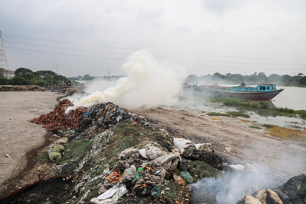  ট্যানারি বর্জ্যে প্রতিনিয়তই দূষিত হচ্ছে ধলেশ্বরী নদী। 