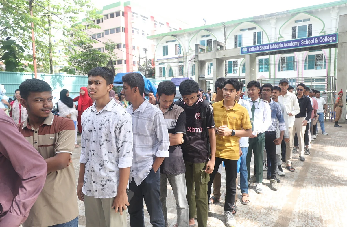 নিবন্ধন বুথের সামনে সারি বেঁধে দাঁড়িয়েছে শিক্ষার্থীরা। আজ সকালে কক্সবাজার শহরের বায়তুশ শরফ জব্বারিয়া একাডেমি প্রাঙ্গণেছবি: জুয়েল শীল