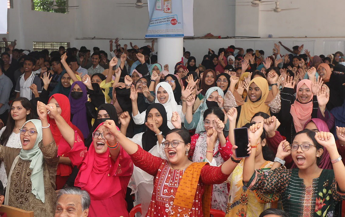 এসএসসি ও সমমানের পরীক্ষায় জিপিএ-৫ পাওয়া শিক্ষার্থীদের সংবর্ধনা অনুষ্ঠান জুড়ে ছিল আনন্দ–উল্লাস আর উচ্ছ্বাস। আজ বেলা ১১টায় কক্সবাজারের বায়তুশ শরফ জব্বারিয়া একাডেমিতেছবি জুয়েল শীল