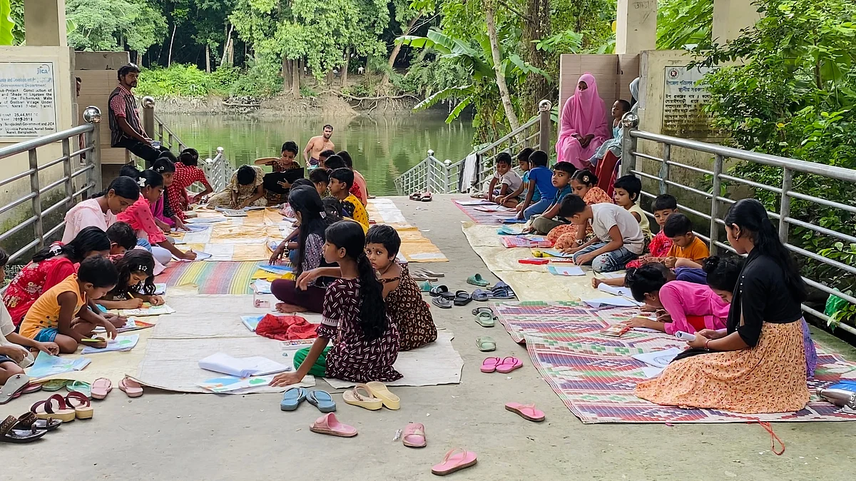 নড়াইল সদর উপজেলার প্রত্যন্ত এলাকা গোয়াইলবাড়ির ভোঁদড়পল্লিতে চিত্রা নদীর পাড়ে বসে ছবি আঁকছে শিশুরা। গতকাল শনিবার বিকেলেছবি : প্রথম আলো