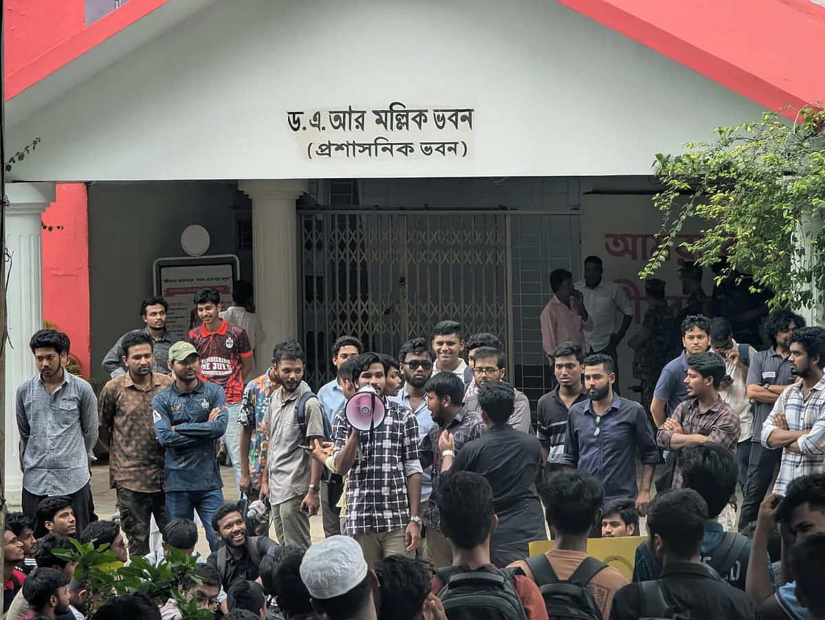 চট্টগ্রাম বিশ্ববিদ্যালয়ের প্রশাসনিক ভবনের সামনে শিক্ষার্থীদের বিক্ষোভ কর্মসূচি। আজ বেলা আড়াইটার দিকে তোলাছবি: প্রথম আলো