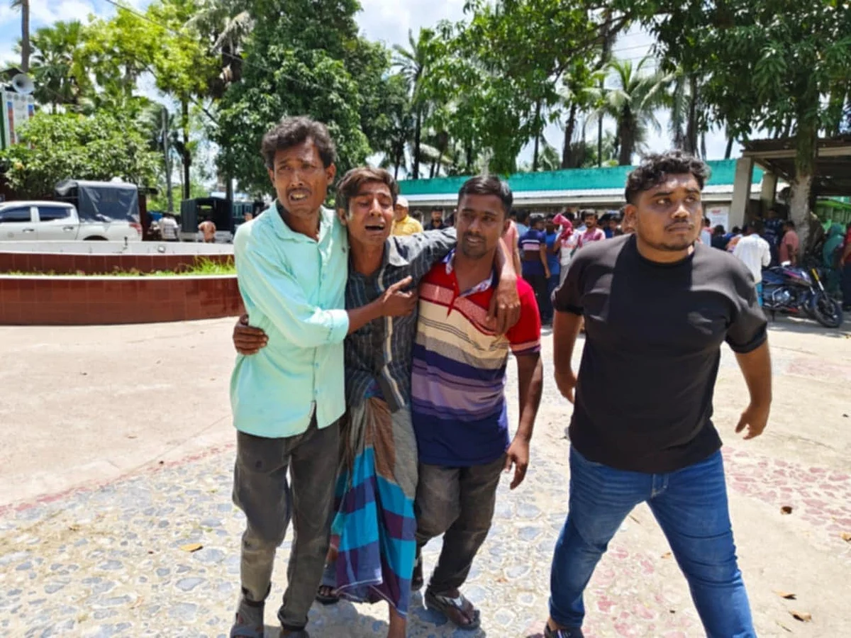 থানার সামনে স্বজনদের আহাজারী। আজ সোমবারছবি: প্রথম আলো