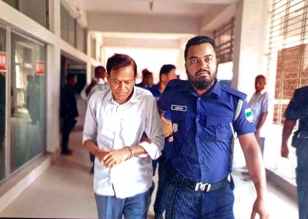 আজ দুপুরের দিকে ঝিনাইদহ-২ আসনের সাবেক সংসদ সদস্য শফিকুল ইসলামকে আদালতে নেওয়া হয়ছবি: প্রথম আলো