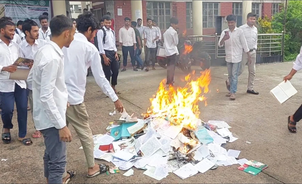 বরগুনা পলিটেকনিক ইনস্টিটিউট লাইব্রেরি থেকে বঙ্গবন্ধুর ‘অসমাপ্ত আত্মজীবনী’সহ বিভিন্ন বই পুড়িয়ে দেন একদল শিক্ষার্থী। আজ দুপুরে তোলাছবি: ফেসবুক থেকে সংগৃহীত