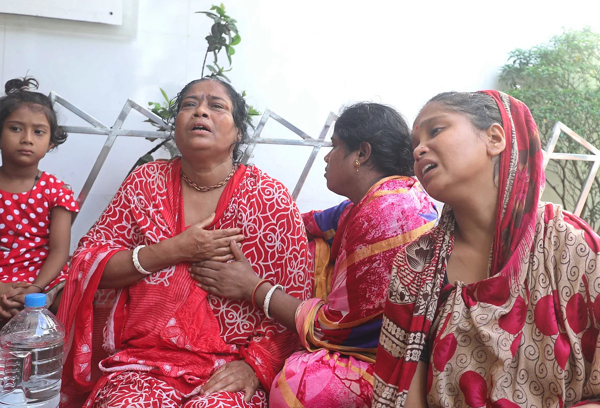 চট্টগ্রাম মেডিকেল কলেজ হাসপাতালের সামনে আহাজারি করছেন নিহতদের স্বজনেরা। আজ সকালে তোলাছবি: জুয়েল শীল