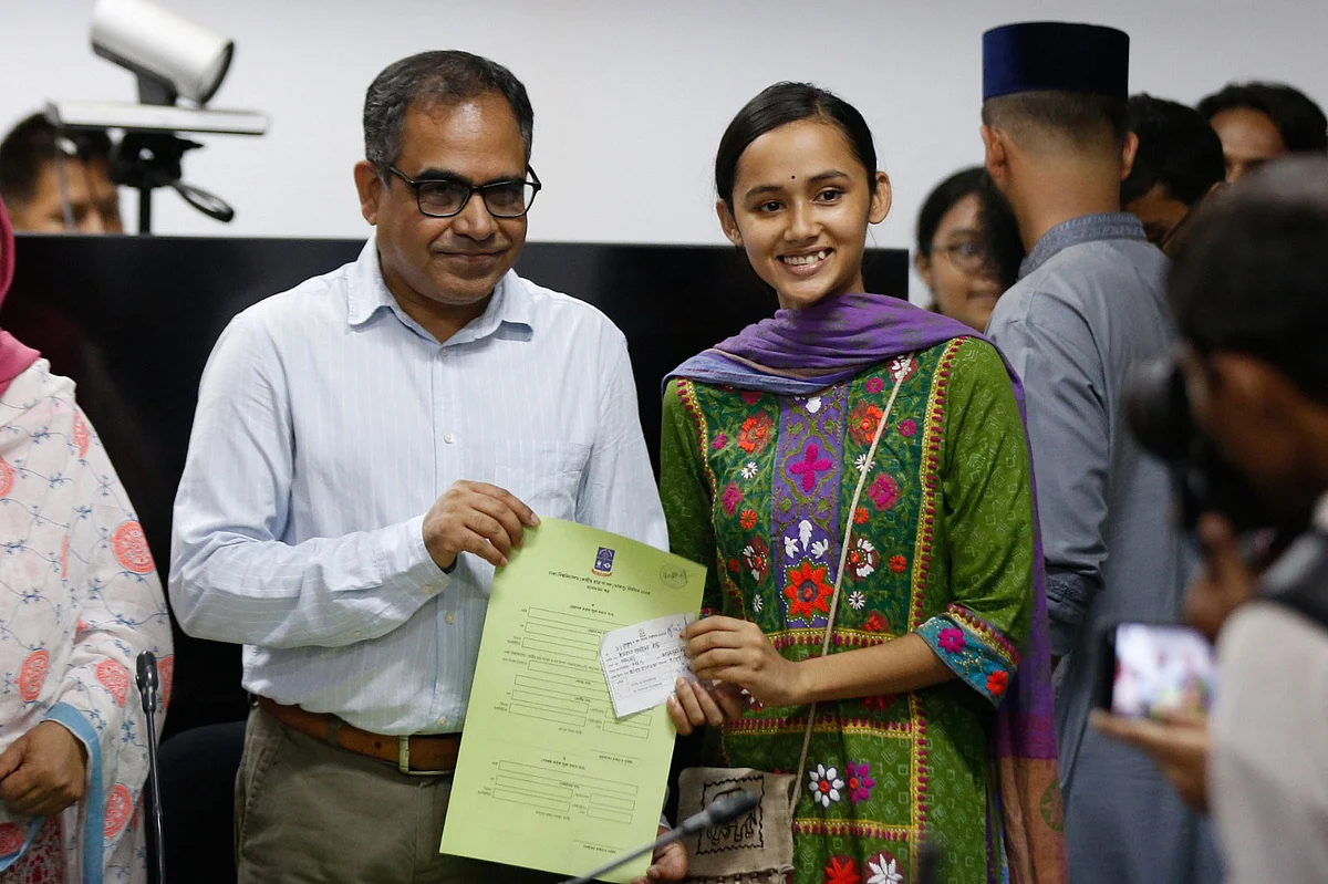 ডাকসু নির্বাচনে প্রতিদ্বন্দ্বিতার জন্য মনোনয়ন ফরম সংগ্রহ। আজ সোমবার ঢাকা বিশ্ববিদ্যালয়ের নবাব নওয়াব আলী চৌধুরী সিনেট ভবনেছবি: প্রথম আলো