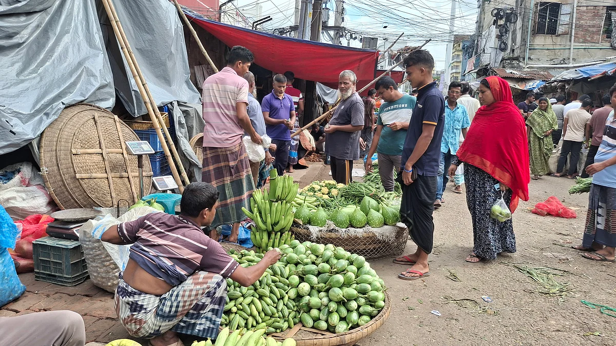 সবজির দাম বাড়ায় বাজারে এসে ক্রেতারা বিপাকে পড়ছেন। অনেকে অল্প পরিমাণে সবজি কিনে চলে যাচ্ছেন। আজ মঙ্গলবারছবি: প্রথম আলো