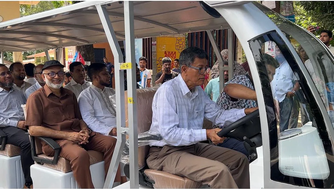 চট্টগ্রাম বিশ্ববিদ্যালয় ক্যাম্পাসে শিক্ষার্থীদের যাতায়াতের জন্য বৈদ্যুতিক শাটল গাড়ির উদ্বোধন করছেন উপাচার্য অধ্যাপক মুহাম্মদ ইয়াহইয়া আখতার। আজ সকালে তোলাছবি: প্রথম আলো