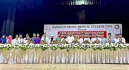 ইউসিবি ও স্বেচ্ছাসেবী সংগঠন সন্ধানীর ঢাকা মেডিকেল কলেজ (ডিএমসি) শাখা যৌথভাবে কলেজের পাঁচ শ শিক্ষার্থীর জন্য হেপাটাইটিস বি টিকার আয়োজন করেছে। অনুষ্ঠানে ডিএমসির অধ্যক্ষ মো. কামরুল আলম, উপাধ্যক্ষ ফারুক আহমেদ এবং ইউসিবির চিফ কমিউনিকেশন অফিসার জীশান কিংশুক হকসহ কর্মকর্তারা উপস্থিত ছিলেনছবি: ইউসিবির সৌজন্যে