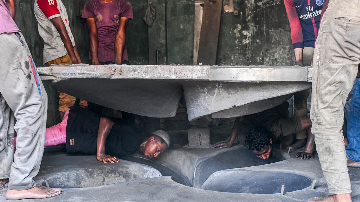 প্রপেলার তৈরির জন্য মেঝে পরিষ্কার করছেন শ্রমিকেরা