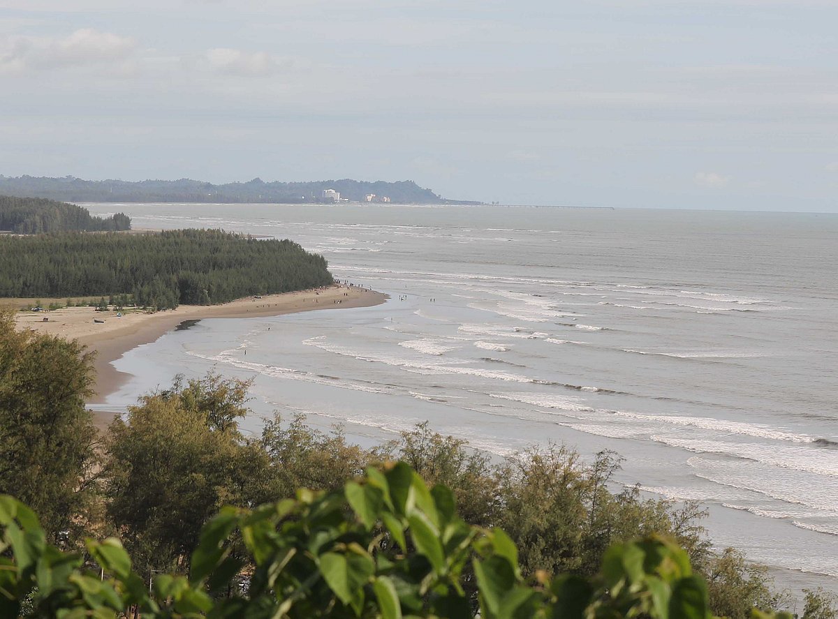 কক্সবাজারের হিমছড়ি পাহাড়চূড়া থেকে সৈকতের এমন অপরূপ দৃশ্য চোখে পড়ে