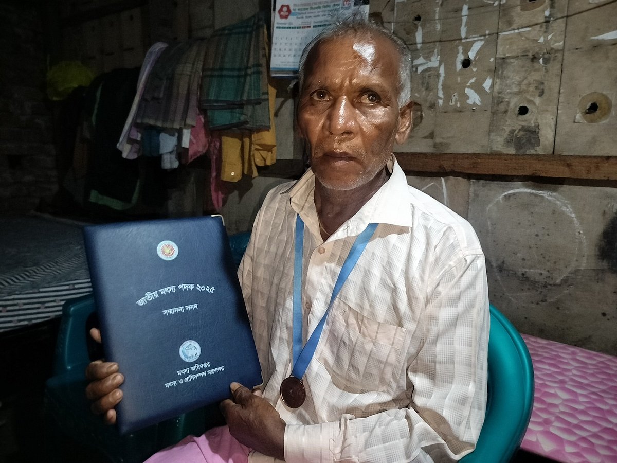 সনদ ও পদক হাতে নিজের ঘরে ফকির চান। গতকাল তোলা