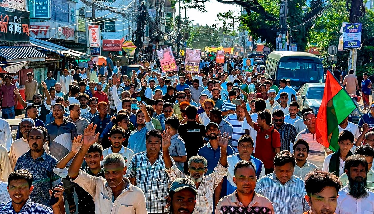 কক্সবাজার শহরের প্রধান সড়কে বিএনপি নেতা–কর্মীদের মিছিল। সম্প্রতি তোলাছবি: প্রথম আলো