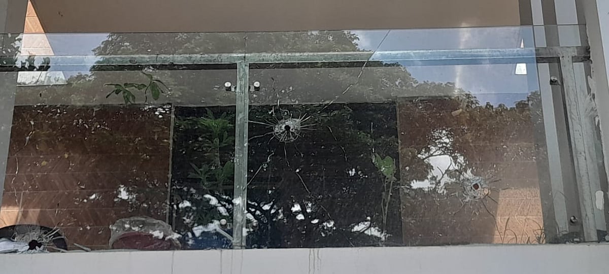 গুলিতে ক্ষতিগ্রস্ত ব্যবসায়ীর বাড়ির বারান্দার কাচ। হাটহাজারীর মেখল ইউনিয়নের উত্তর মেখল গ্রামেছবি: সংগৃহীত