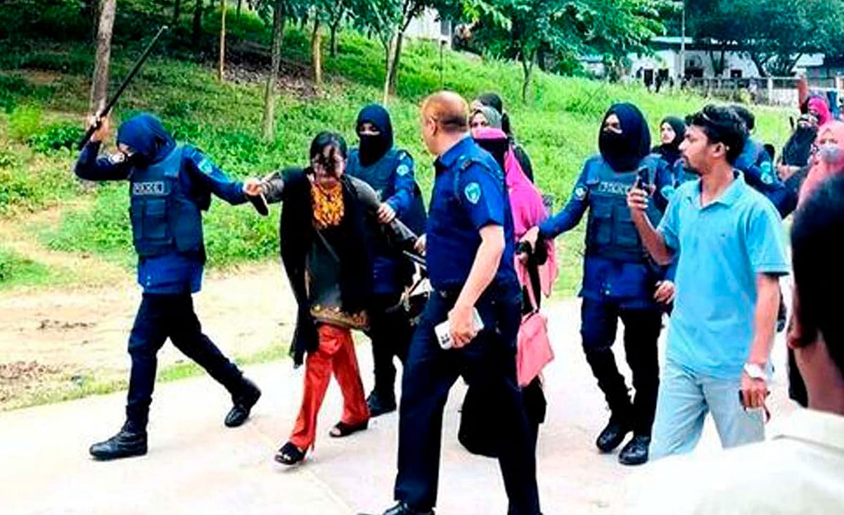 কক্সবাজারের উখিয়ায় পুলিশের হাতে আটক বৈষম্যবিরোধী ছাত্র আন্দোলন কক্সবাজারের সমন্বয়ক জিনিয়া শারমিন রিয়া। আজ সকালেছবি: সংগৃহীত