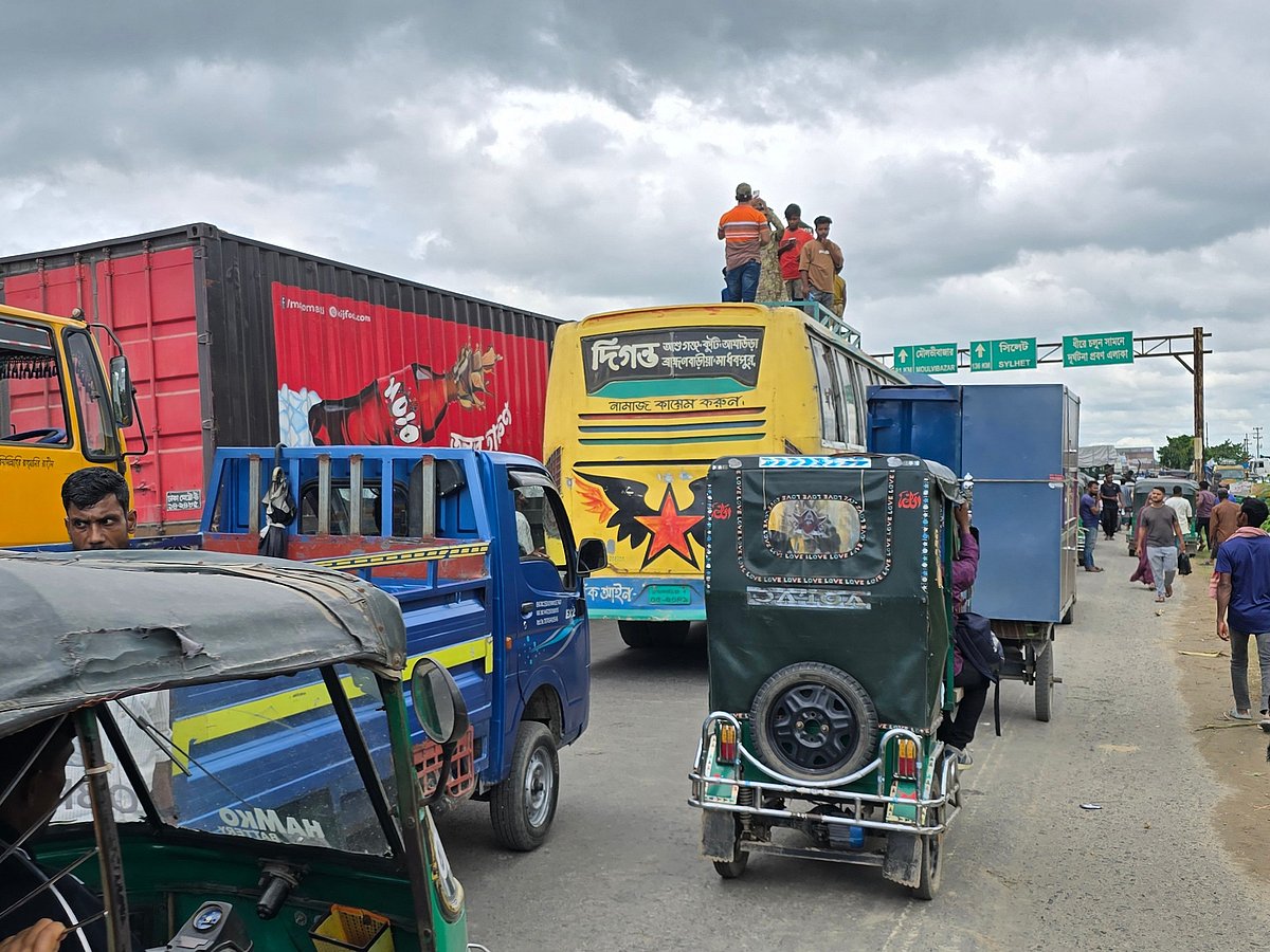 ব্রাহ্মণবাড়িয়া-৩ (সদর-বিজয়নগর) আসনের সীমানা পুনর্বিন্যাসের প্রতিবাদে মহাসড়ক অবরোধের কারণে যানজট দেখা দেয়। আজ বেলা ১১টার দিকে বিজয়নগর উপজেলার চান্দুরা এলাকায়ছবি: প্রথম আলো