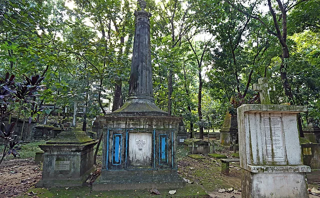 হানাহ স্মিথের সমাধির কেন্দ্রের এই উঁচু স্তম্ভ (Obelisk) ঔপনিবেশিক বাংলায় ইউরোপীয় সমাজের অস্তিত্বের জানান দেয়