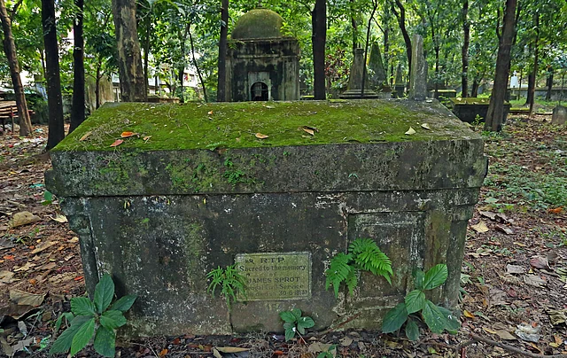 আছে এমন অনেকে কবর