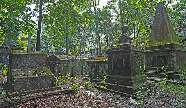 চুরি হয়ে যাওয়া এপিটাফগুলো প্রিয়জনদের স্মৃতিচিহ্ন বহন করত