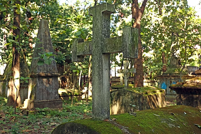 কত শত নশ্বর দেহের শেষ ঠিকানা এই কবরখানা