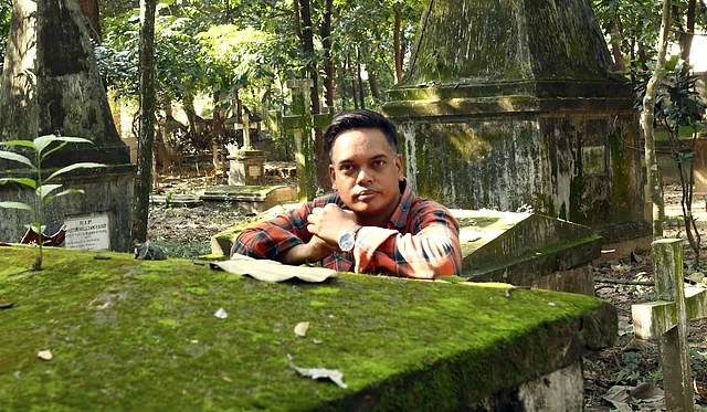 কবরখানায় লেখক