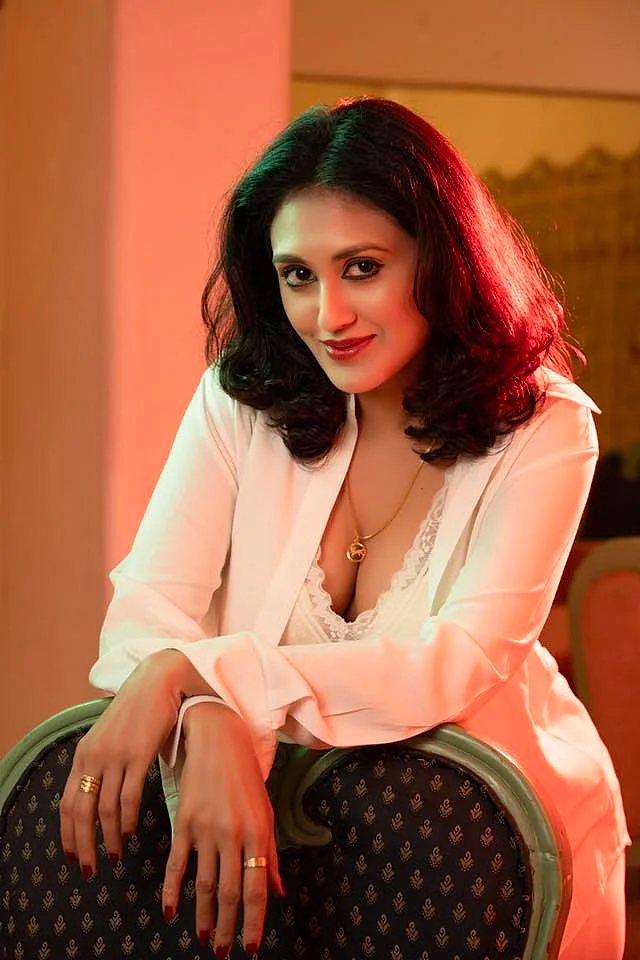 খোলাচুল আর  হালকা গয়নায় চার্ম ছড়াচ্ছেন তিনি 