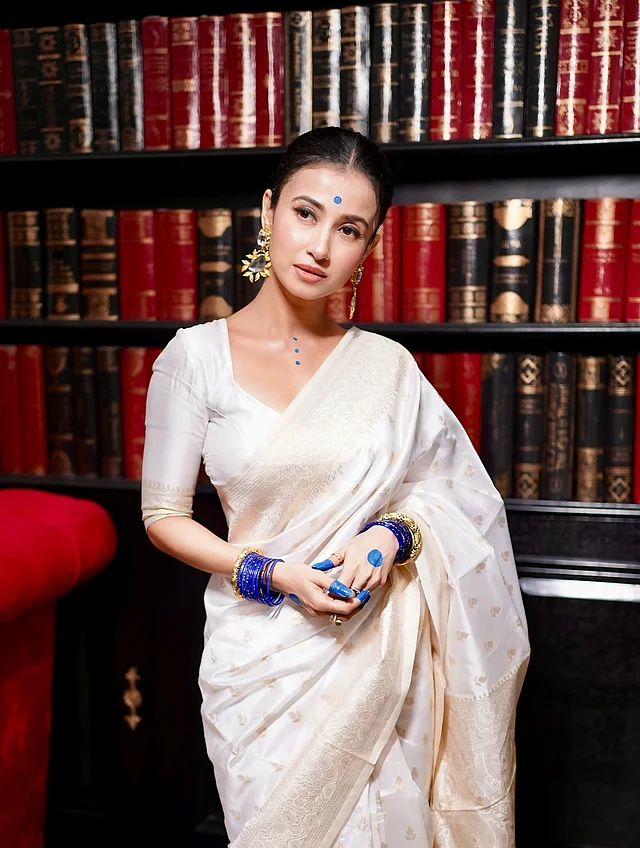 তবে সবকিছু ছাপিয়ে সামাজিক যোগাযোগমাধ্যমে আলোচনার কেন্দ্রবিন্দুতে চলে এসেছে মনামীর নীল আলতা ও টিপের সাজ। অনেকেই প্রশংসা করছেন আবার অনেকে লাল আলতার বদলে নীল আলতা পছন্দ করছেন না। 