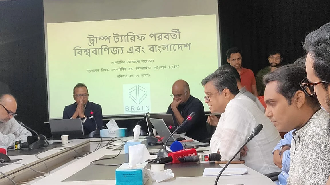 মার্কিন প্রেসিডেন্ট ডোনাল্ড ট্রাম্পের শুল্ক নিয়ে আয়োজিত সেমিনারে উপস্থিত বক্তাদের একাংশছবি প্রথম আলো