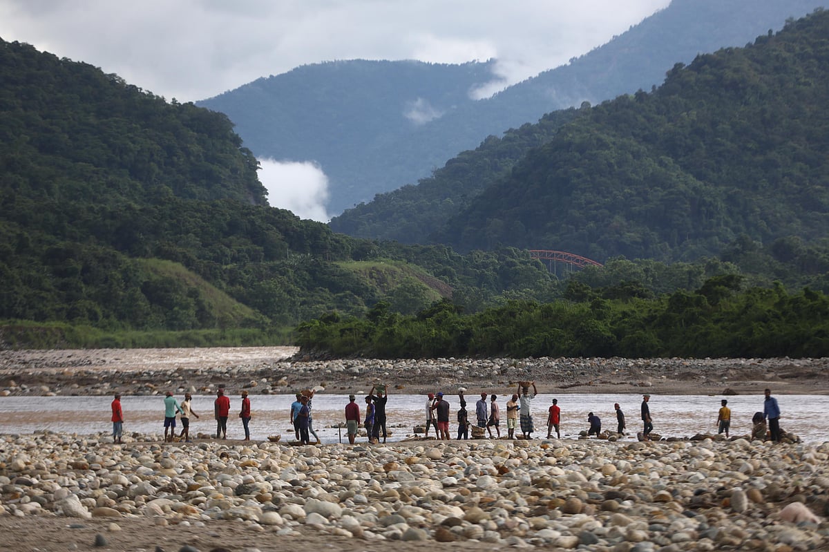 সাদাপাথরের জিরো পয়েন্ট এলাকায় পাথর বসাচ্ছেন শ্রমিকেরা।