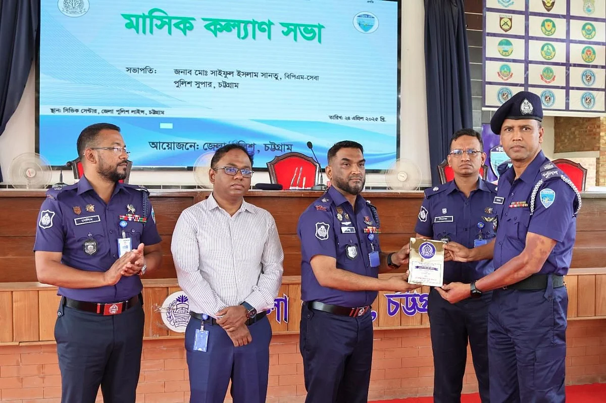 জেলা পুলিশের মাসিক কল্যাণ সভায় ‘শ্রেষ্ঠ মাদক উদ্ধারকারী’ হিসেবে পুরস্কার গ্রহণ করছেন এসআই কামাল হোসেন। গত ২৪ এপ্রিল তোলাছবি: ‘লোহাগাড়া থানা সিটিজি’ নামের ফেসবুক আইডি থেকে
