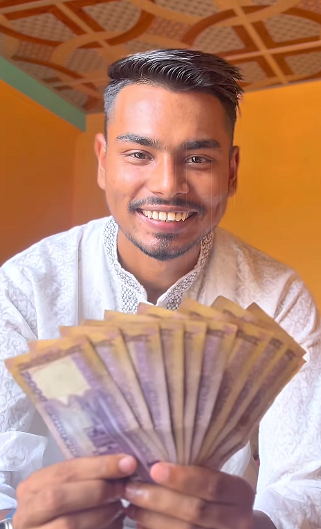 মাসিক গড়ে ১ লাখ টাকা আয় তাঁর