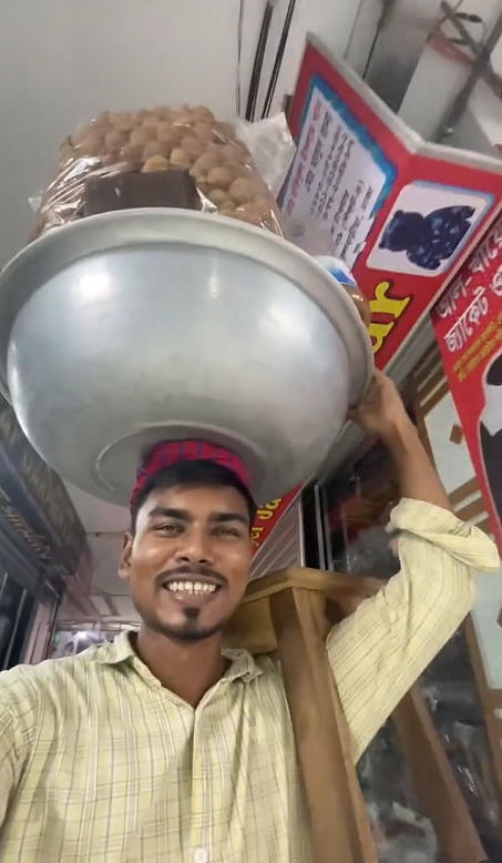 সুলতান ফুচকা বিক্রি করতে আবারও বেরিয়ে পড়েন ঢাকার রাস্তায়