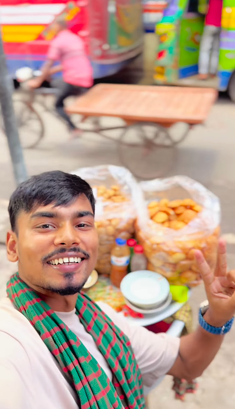 ফুচকা বিক্রি আর কন্টেন্ট ক্রিয়েশনের দারুন কম্বিনেশনে কাজ করেন তিনি