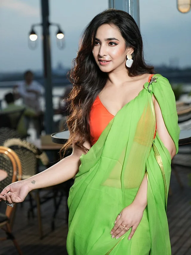 জুয়েলারিতে আছে সাদা–সোনালি ড্রপ ইয়ার রিংস ও আংটি। চুলগুলো ছেড়ে রাখা। ন্যুড লিপকালার আর কালো আইলাইনার তাঁকে দিয়েছে সফট গ্ল্যাম লুক। 